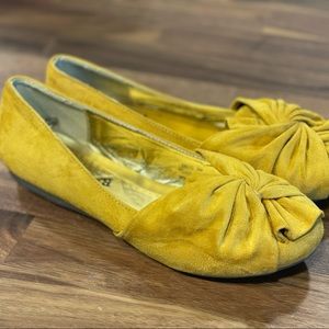 Bellini Mustard Microsuede Snug Flats SZ 9